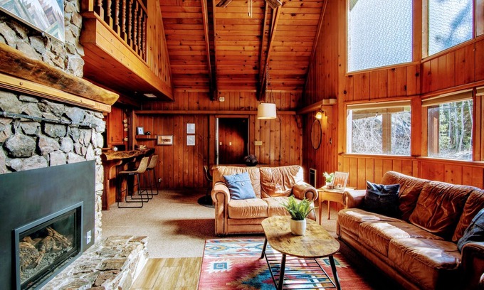 Ponderosa Cabina | MANY beds! Pets OK! Minutes to Trail of 100 Giants, Sequoias, Rivers! WD, WiFi