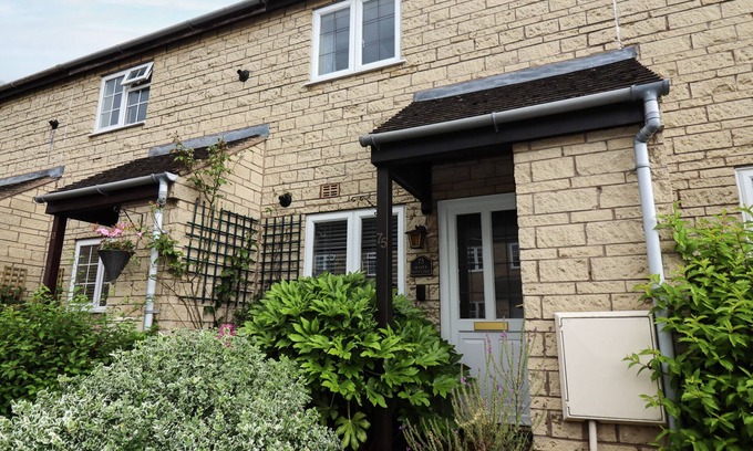 Broadway Cabaña | MAPLE COTTAGE, pet friendly, with a garden in Broadway