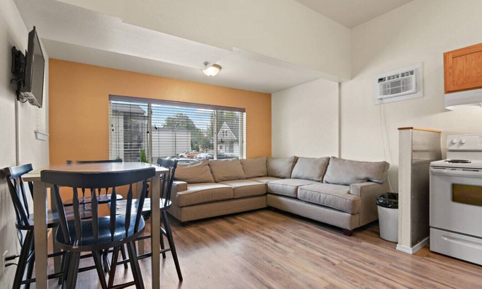 West Central Apartamento | Maple Manor Central Retreat