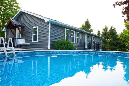 Dundee Casa | Maple Retreat with Big Pool
