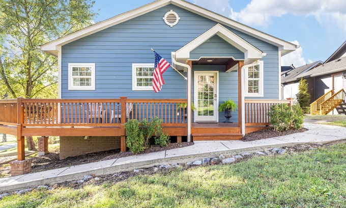 St. Elmo Improvement League Cabaña | Maplewood Blue - city vibe/mountain views - St. Elmo, Chattanooga