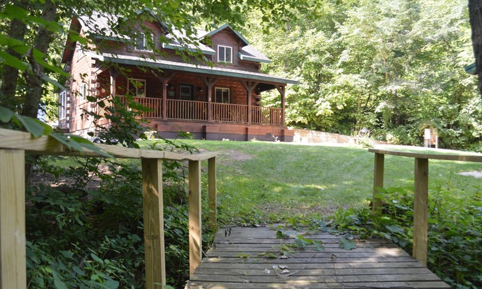 Ferryville Cabina | Maplewood Cabin: Secluded Romance with Private Hot Tub while Star Gazing.