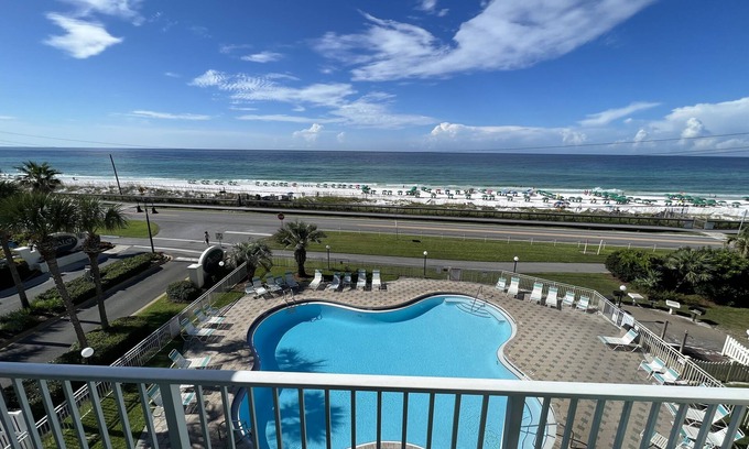 Miramar Beach Condominio | Maravilla 2412 - Fully remodeled with great gulf view & Free Beach Service