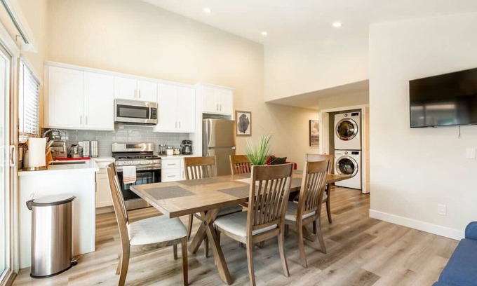 Willow Glen Casa | NEW!LARGE 6BR House (Duplex) | Santa Clara Medical Center | SAP San Jose McEnery Convention Center | Downtown San Jose | Laundry + Parking