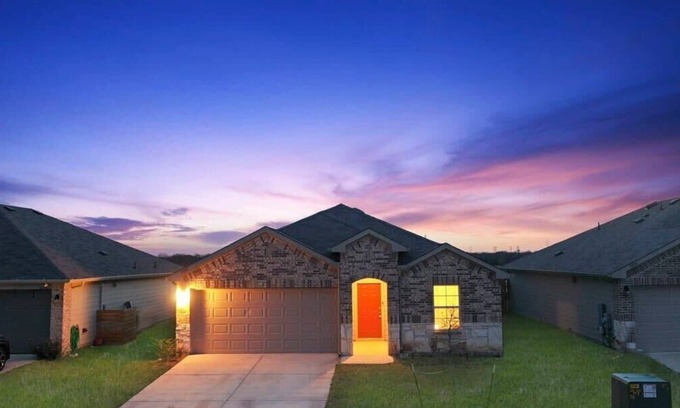Austin Cabaña | @ Marbella Lane - Amazing 4BR Lakeview Home
