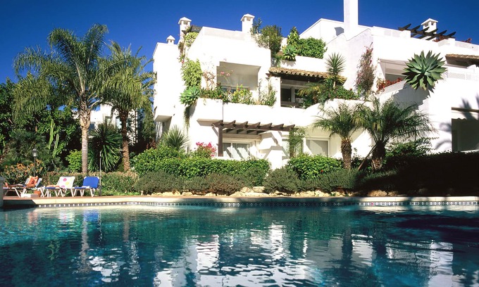Golden Mile Apartamento | Apartamento de lujo en Marbella de 110m2, a 300 metros de la playa en el jardín tropical con piscina