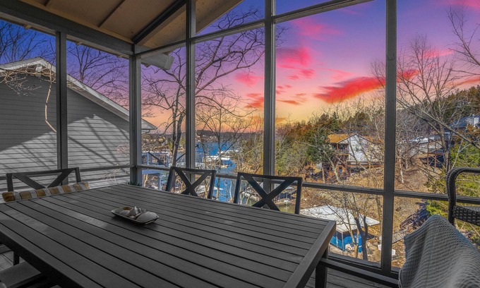 Osage Beach Chalet De Esquí | MARGARITAVILLE RESORT Tan-Tar-A LAKEFRONT 3BD 3bath-NEW SPA kayaks & fireplace!