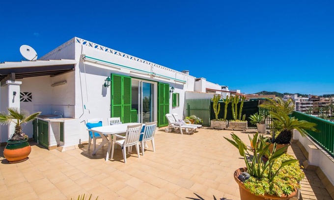 Port d'Alcudia Apartamento | Apartamento con vista al mar desde la terraza.