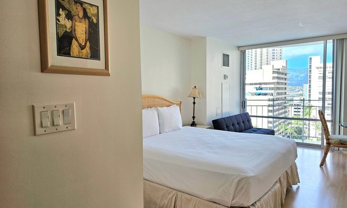 Waikiki Condominio | Marina Hawaii Vacations - ¡La mejor ubicación en Waikiki! Amplio estudio, cocina completa!