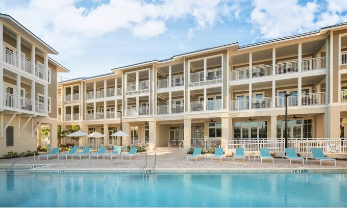 Holmes Beach Hotel | Marina-View Coastal Retreat – Perfect for Family Island Getaway