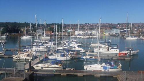East Cowes Apartamento | Marina View South Facing Balcony Sunny Apartment