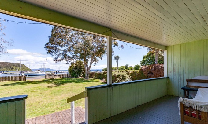 Motuoapa Casa | Marina Views - Motuoapa Bach