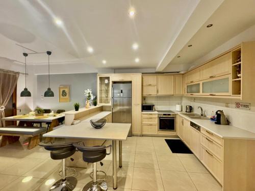 Piraeus Apartamento | Marina Zeas Spacious Two Bedroom Apartment