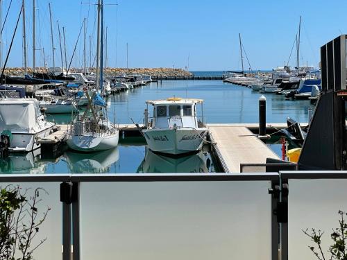 Mindarie Apartamento | Mariner's Cove ~ Luxe Waterfront Apartment