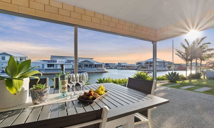 Dudley Park Casa | Mariners Cove Luxury Canal Home
