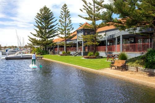 Paynesville Complejo | Mariners Cove Waterfront Motel and Apartments