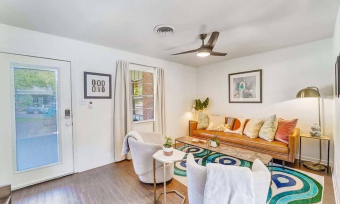 Greater South River City Casa | Mariposa B | Bright Stay + Sleeps 5 & Patio
