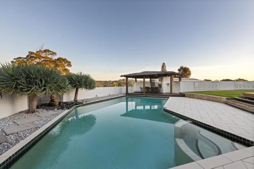 Maroochydore Casa | Maroochydore 5-Bed Retreat with Pergola & Bar