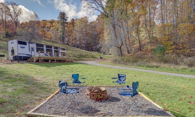 Mars Hill Cabaña | Mars Hill Retreat: Charcoal Grill & Elevated Deck!