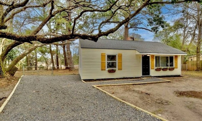 North Charleston Cabaña | marsh front oasis-3 bedroom renovated cottage on the marsh. Centralized location