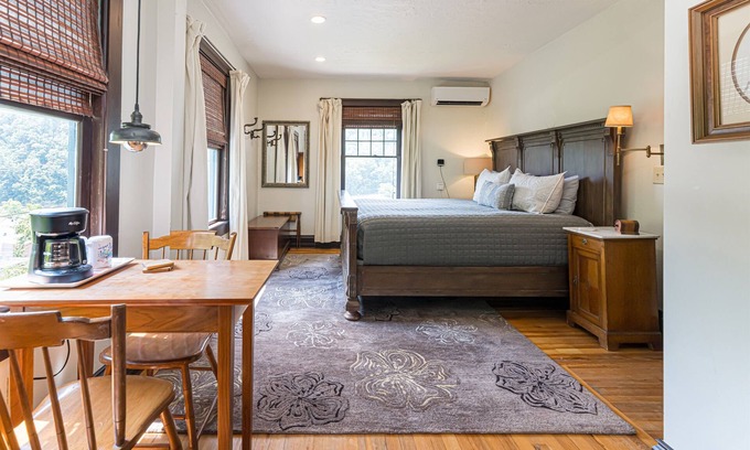 Marshall Cabina | Marshall Inn Corner View Guestroom, Walk Downtown