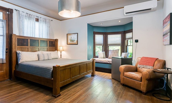 Marshall Cabina | Marshall Inn Grand Porch Guestroom, Walk Downtown