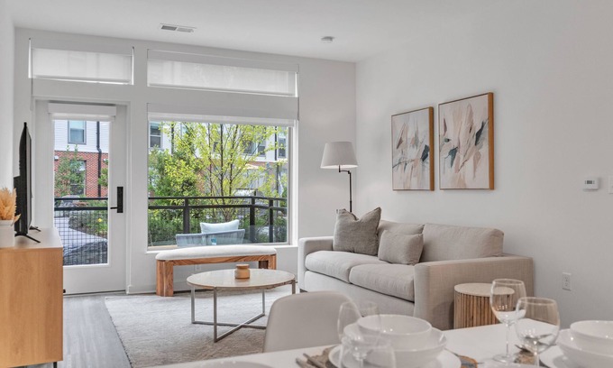 McLean Apartamento | Marshmallow Light Oak 2BR 2BTH Tysons w Amenities