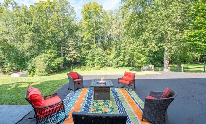 Martinsville Apartamento | Martinsville Gem | Fireplace, Pets, Near the Park