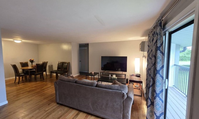 Galeville Apartamento | Marvelous 2-bedroom apartment with AC in lively Liverpool