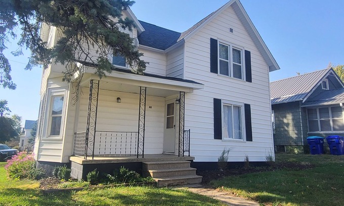Oelwein Casa | Marvelous 3-bedroom/1.5 bath house with WiFi, full kitchen Oelwein