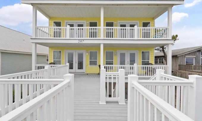 Holden Beach Casa | Marvelous Large pet friendly Oceanfront home!