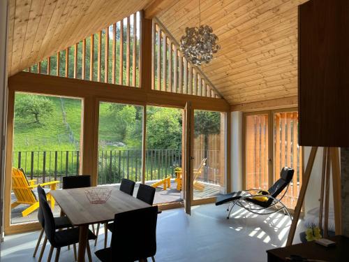 Schaffhausen Apartamento | MARYS family friendly Apartments,VISIT RHINE FALLS for FREE if you stay 2 nights, SOHO 95m2 2-Bedrooms 2nd floor & SOUTH BEACH 105m2 3-Bedrooms & LOFT 115m2 3-Bedrooms Suite with Galerie,LOFT Netz 20m2, Pinball, Schaffhausen-Hemmental, Rheinfall 10 km