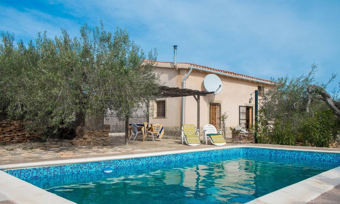 Costa Dorada Villa | Mas Baralluga dispone de una piscina en un ambiente tranquilo cerca con mucho espacio