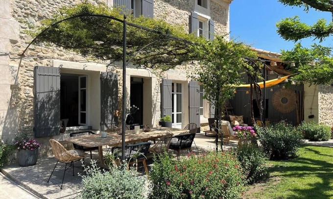 Entraigues-sur-la-Sorgue Casa | Mas de village au calme