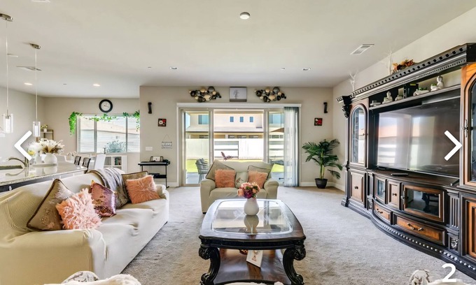 Greenacres Casa | Massive 4 bedroom retreat, perfect for families and groups