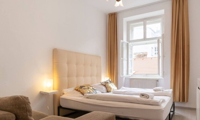 Brigittenau Apartamento | Massive 6BR Apt. at Millenium City for big Groups