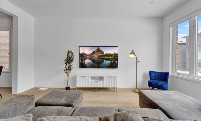 Kitchener Casa | Massive 8 Bed Luxury Estate+65" TV+Free Parking