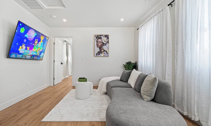 Hayward Casa | Massive 8BR Home in Hayward– Comfort & Convenience