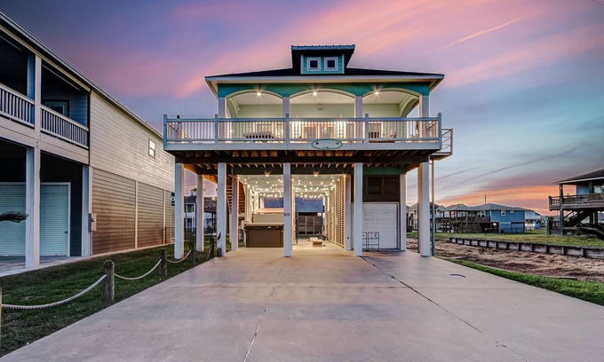 Port Bolivar Casa | Massive Swimspa ~ Ocean Views ~ Short walk to beach ~ Starlink Internet ~ Games