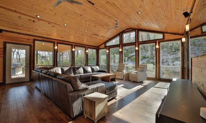 Lookout Valley Neighborhood Association Chalet De Esquí | Massive Vacation Home with Pool & Swim Spa