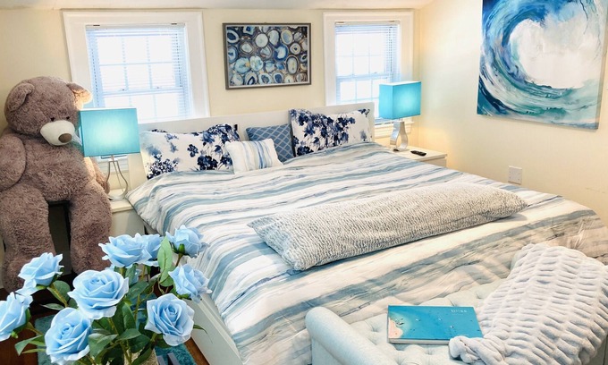 Framingham Casa | Master Bedroom, 4K TV & Desk for work