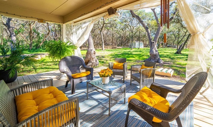 San Marcos Casa | Master Bedroom with KING Bed, FREE Wi-Fi/Parking/Snack in Relaxing Oasis