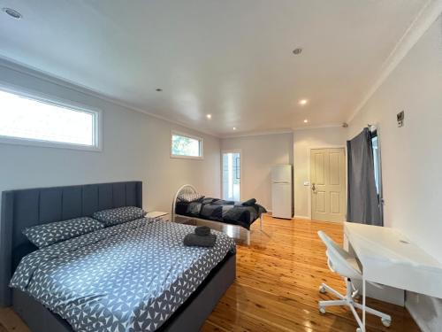 Seven Hills Casa | Master Room with Attached Bathroom close to Station and Shops - SH1