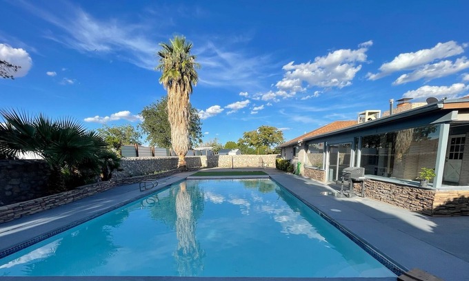 Biggs Field Casa | Master suite with pool