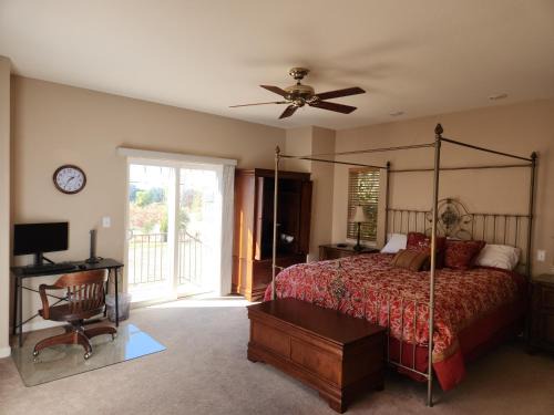 Shenandoah Valley Casa | Master Vineyard View Suite in Wine Country
