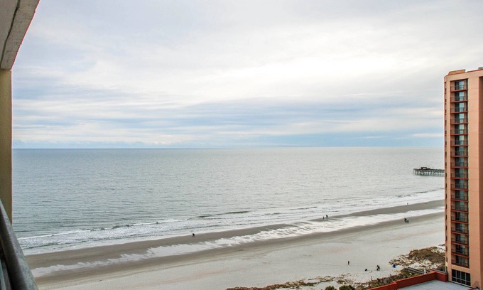 Arcadian Shores Condominio | Penthouse South Hampton con vista al mar magistralmente actualizado