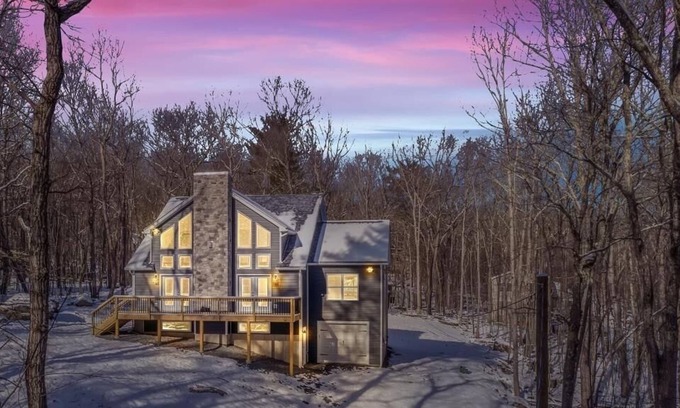 Lackawaxen Chalet De Esquí | Masthope Mountain Community Just Built- Sprawling Chalet w/ Hot Tub