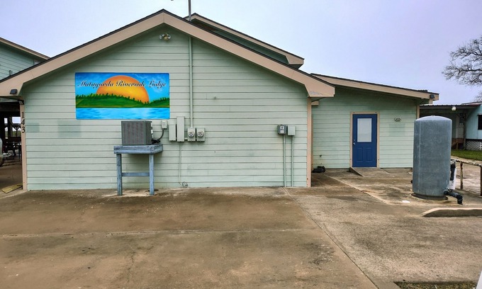Elmaton Casa | MATAGORDA RIVERSIDE LODGE. Entire home on the river, minutes from the beach!