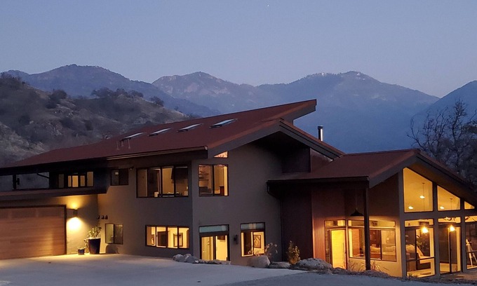 Kaweah Casa | Matanah Meadows Farm, House Great for 2 Families, Sequoia National Park and Farm