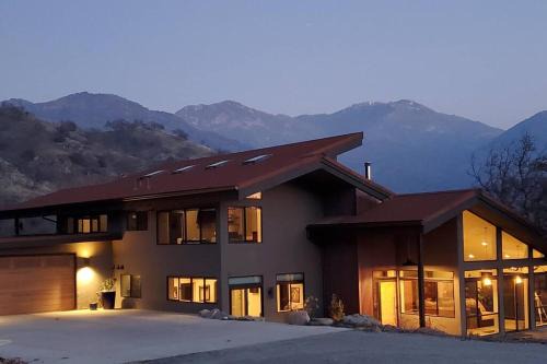 Three Rivers Casa | Matanah Meadows Farm, Great for 2 Families, Sequoia National Park and Working Farm